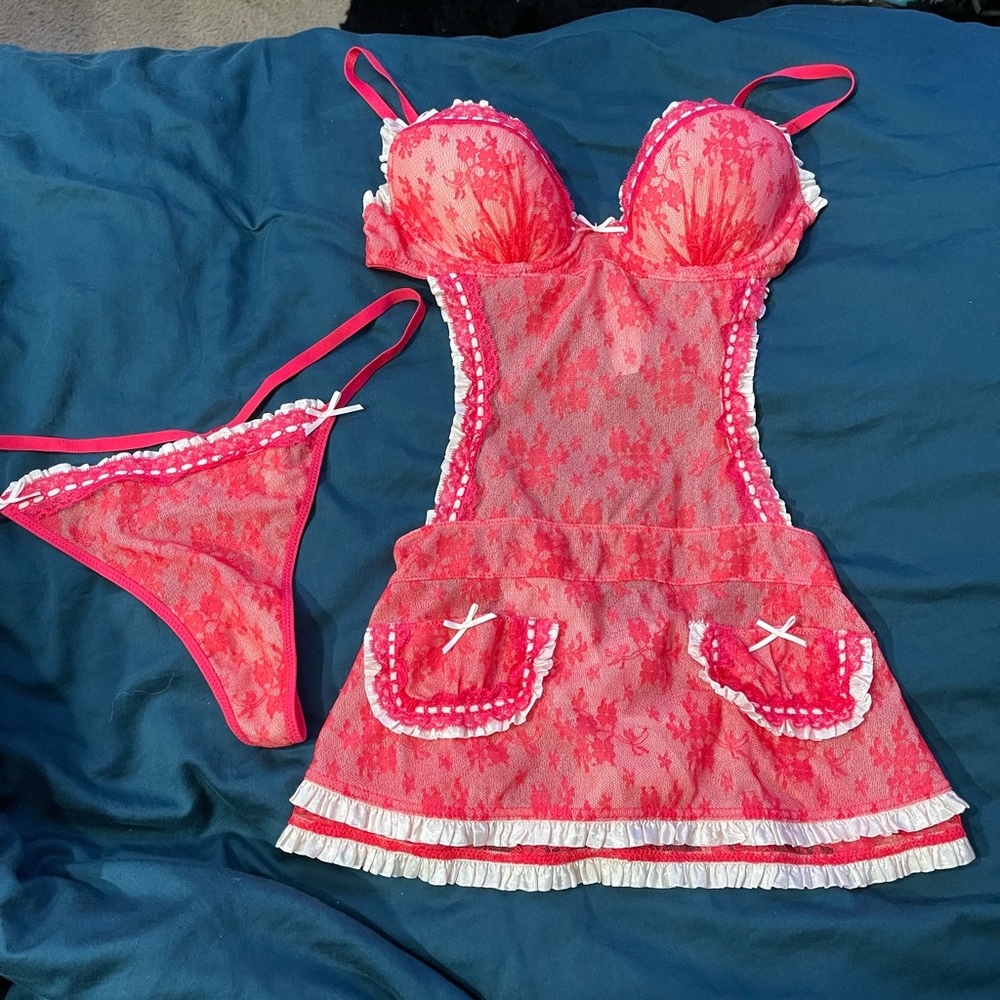 Vintage Victoria’s Secret apron bra and panty… very flattering